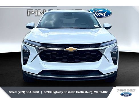 Used 2025 Chevrolet Trax LT w/ LT Convenience Package FWD image 3
