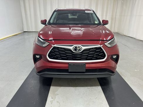 Used 2022 Toyota Highlander XLE AWD/4WD image 3