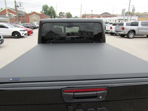 Used 2024 Jeep Gladiator Sport AWD/4WD image 15