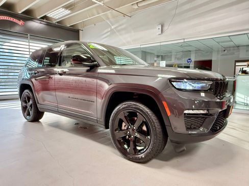Used 2023 Jeep Grand Cherokee Limited w/ Luxury Tech Group II AWD/4WD image 12