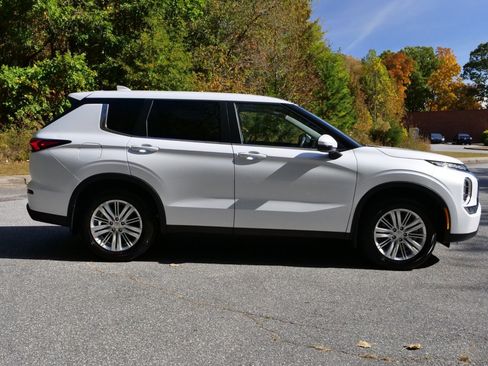 Used 2024 Mitsubishi Outlander ES image 32