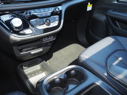 New 2025 Chrysler Pacifica Select w/ Uconnect Theater Family Group image 32