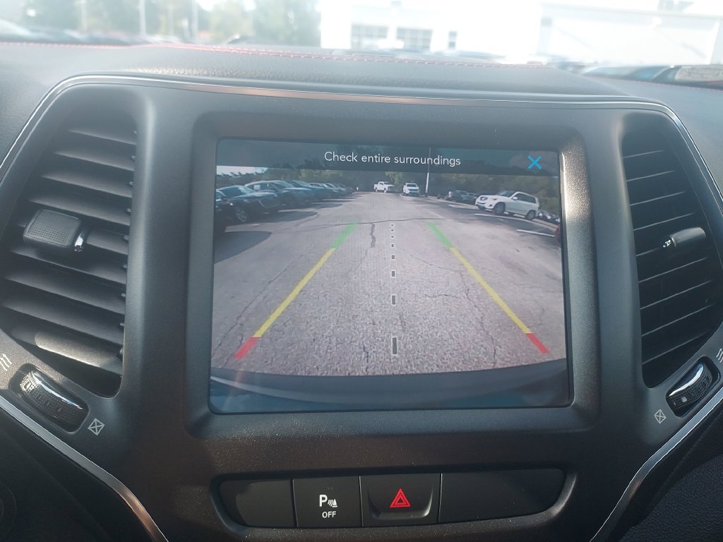 Used 2019 Jeep Cherokee Trailhawk w/ Cold Weather Group AWD/4WD image 15