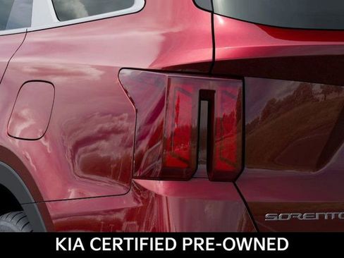 Used 2025 Kia Sorento LX image 11