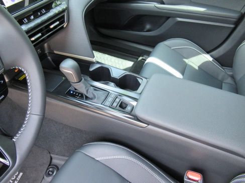 Used 2026 Toyota Camry SE FWD image 15