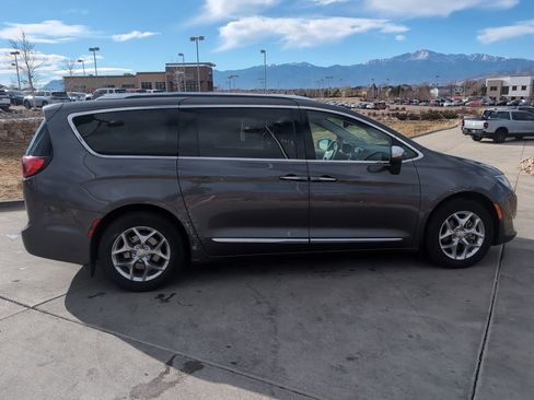 Used 2018 Chrysler Pacifica Limited image 11