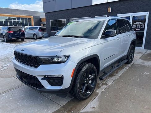 Certified 2025 Jeep Grand Cherokee Limited w/ Black Appearance Package image 3