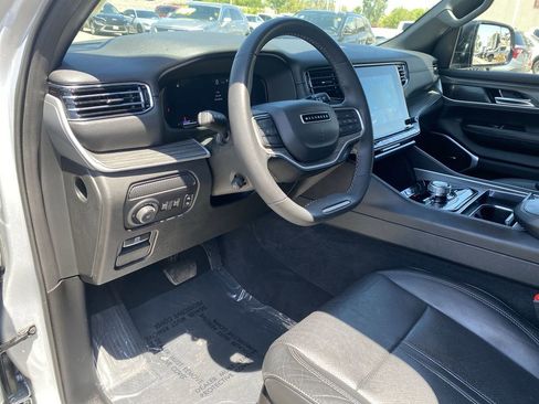 Used 2024 Jeep Wagoneer L Series II w/ Flexible Seating Group AWD/4WD image 10