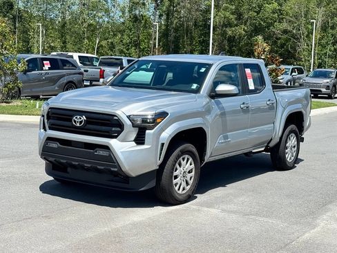 Used 2025 Toyota Tacoma SR5 AWD/4WD image 2