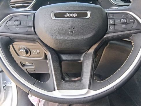 Used 2023 Jeep Grand Cherokee Limited w/ Luxury Tech Group II AWD/4WD image 13
