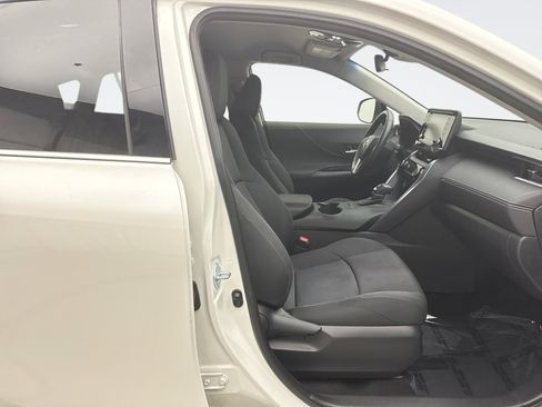 Used 2021 Toyota Venza LE w/ Carpet Mat Package (TMS) image 17