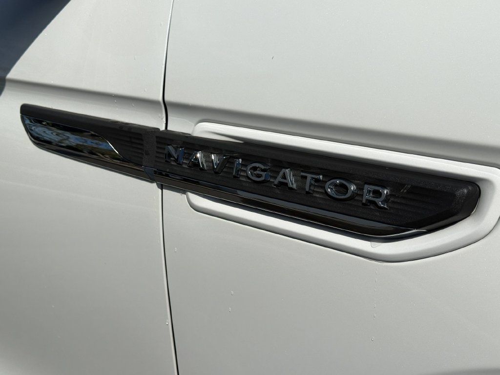Used 2024 Lincoln Navigator Reserve AWD/4WD image 12