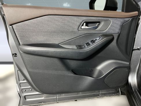 Used 2023 Nissan Rogue SV image 9