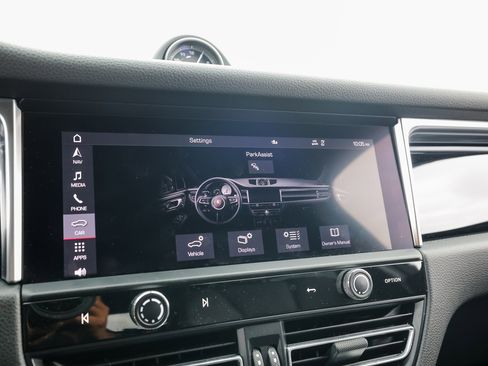 Certified 2024 Porsche Macan image 18