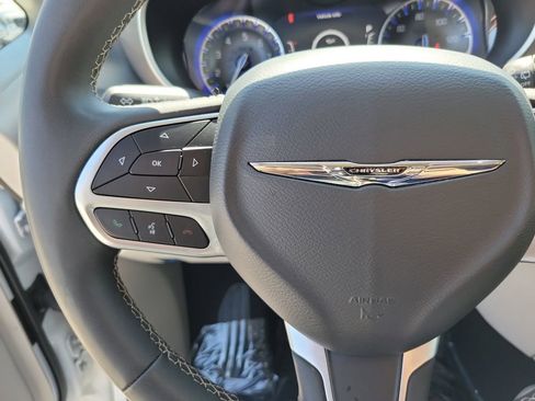 Used 2024 Chrysler Pacifica Touring-L image 24