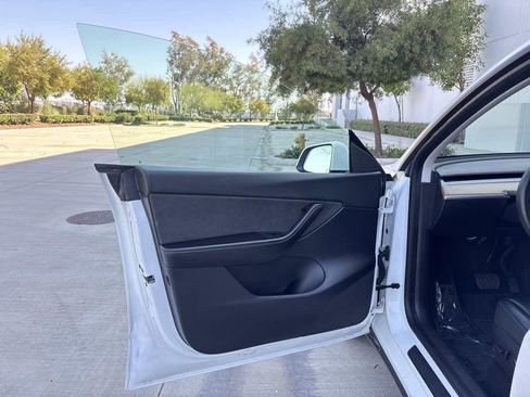 Used 2021 Tesla Model Y Long Range AWD/4WD image 18