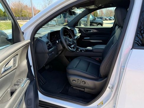 Used 2025 Chevrolet Traverse LT image 13