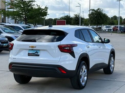 Used 2026 Chevrolet Trax LS FWD image 4