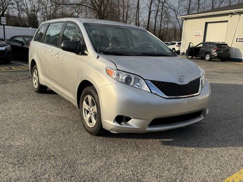 Used 2014 Toyota Sienna L image 5