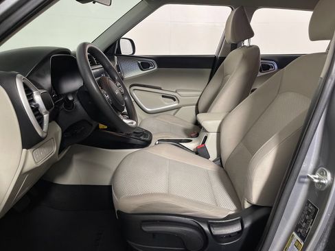 Used 2023 Kia Soul LX w/ LX Technology Package FWD image 13