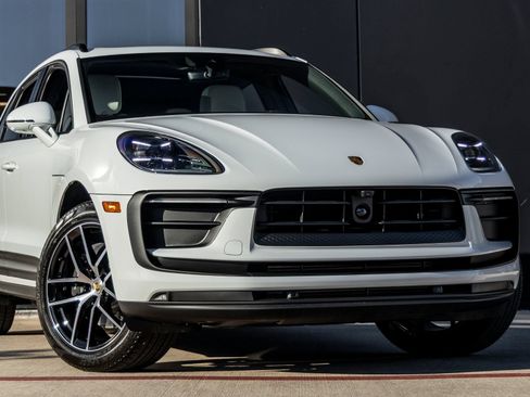 Certified 2026 Porsche Macan AWD/4WD image 9