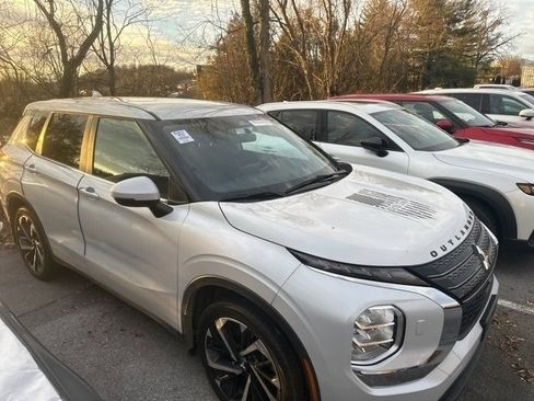 Used 2022 Mitsubishi Outlander ES image 9