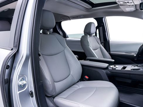 Used 2025 Toyota Sienna XLE FWD image 39