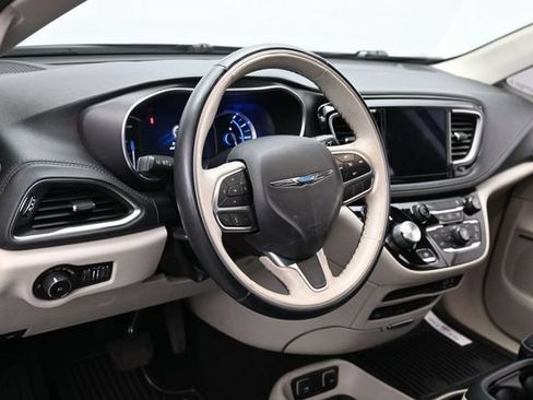 Used 2020 Chrysler Pacifica Limited FWD image 16