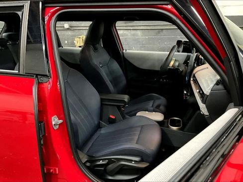 Certified 2025 MINI Cooper 4-Door Hardtop image 10