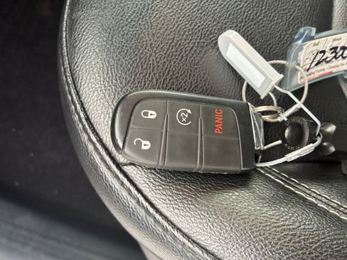 Used 2025 Jeep Compass Limited image 25