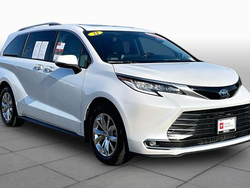 Certified 2022 Toyota Sienna Limited FWD image 2