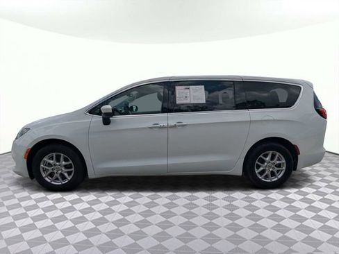 Used 2023 Chrysler Voyager LX FWD image 7