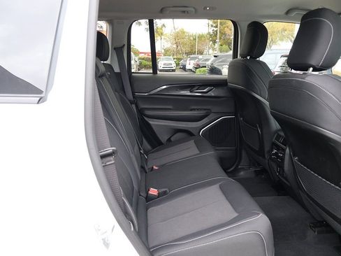 Used 2022 Jeep Grand Cherokee Laredo w/ Luxury Tech Group I AWD/4WD image 34