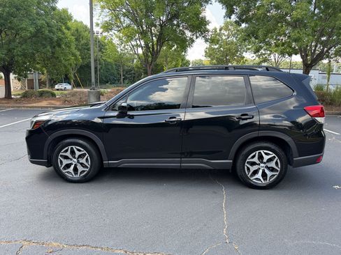 Used 2021 Subaru Forester Premium AWD/4WD image 2