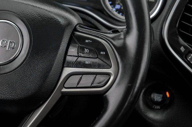 Used 2021 Jeep Cherokee Latitude Plus AWD/4WD image 17