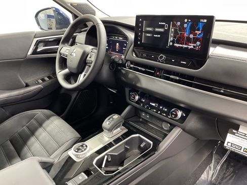 New 2025 Mitsubishi Outlander SE image 29