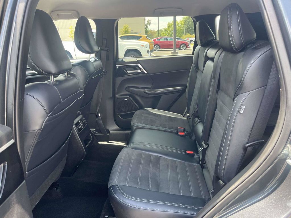 Used 2025 Mitsubishi Outlander SE AWD/4WD image 11