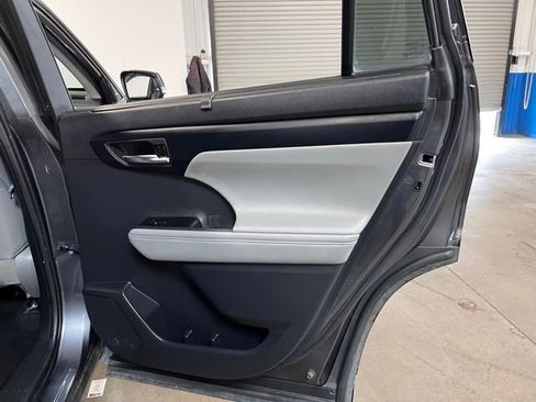 Used 2021 Toyota Highlander XLE FWD image 15