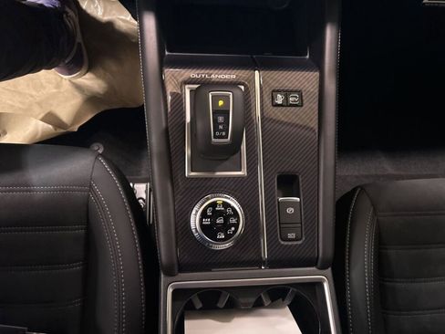 New 2025 Mitsubishi Outlander SE image 17