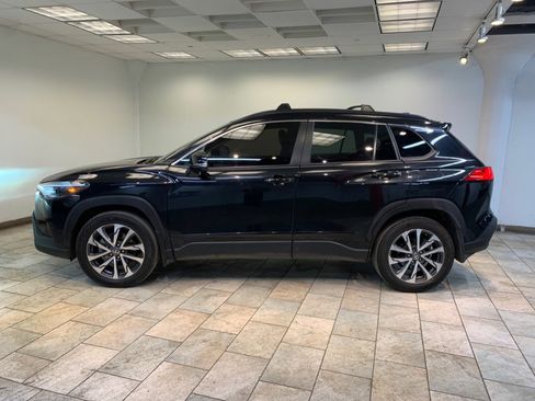 Used 2022 Toyota Corolla Cross XLE w/ Convenience Package image 4