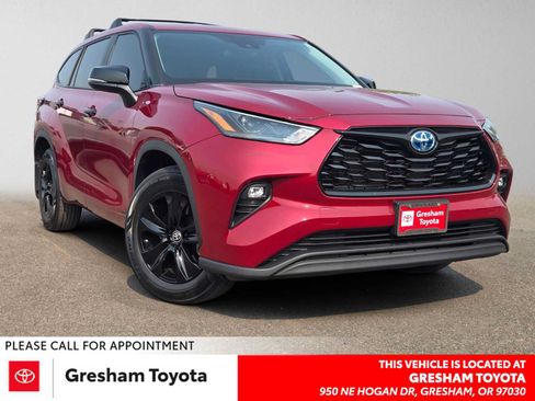 Certified 2024 Toyota Highlander LE AWD/4WD image 1