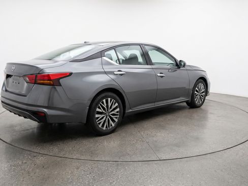 Used 2025 Nissan Altima 2.5 SV FWD image 9