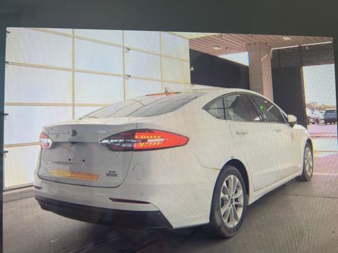 Used 2020 Ford Fusion SE FWD image 2