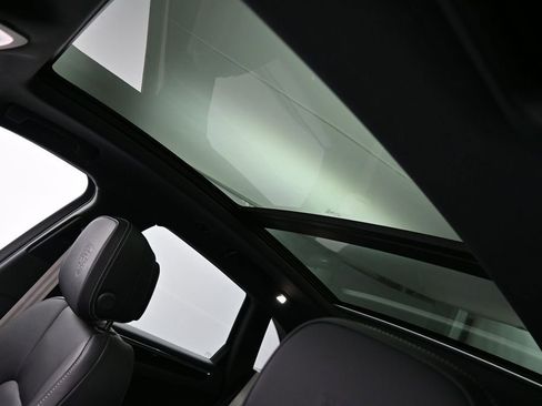 Certified 2025 Porsche Macan AWD/4WD image 12