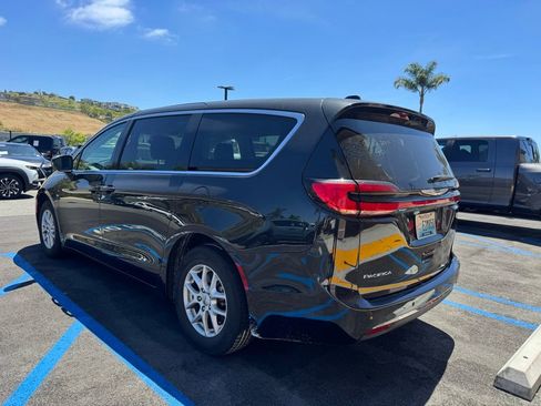 Certified 2023 Chrysler Pacifica Touring-L image 3
