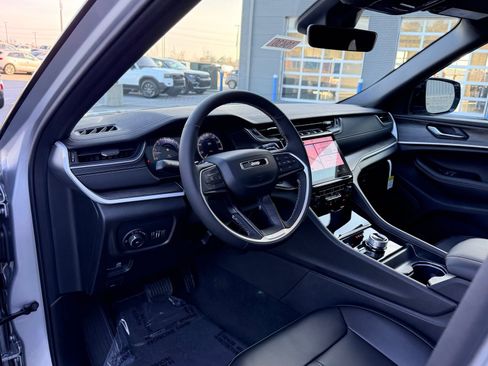 New 2025 Jeep Grand Cherokee Limited image 13