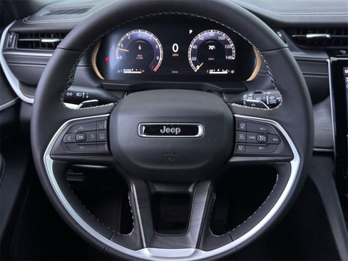 New 2025 Jeep Grand Cherokee Limited image 12