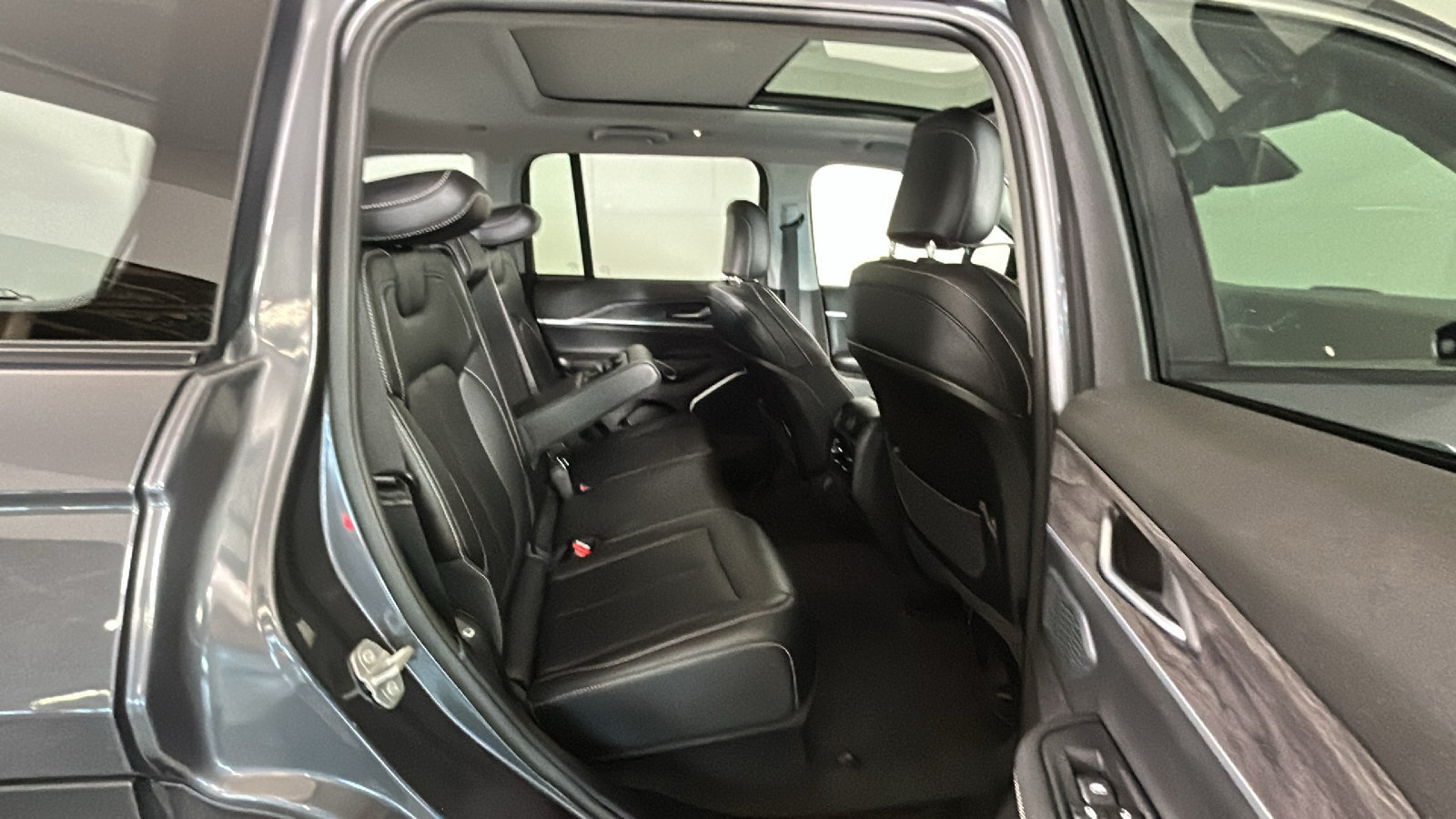 Used 2023 Jeep Grand Cherokee 4WD 4xe image 37