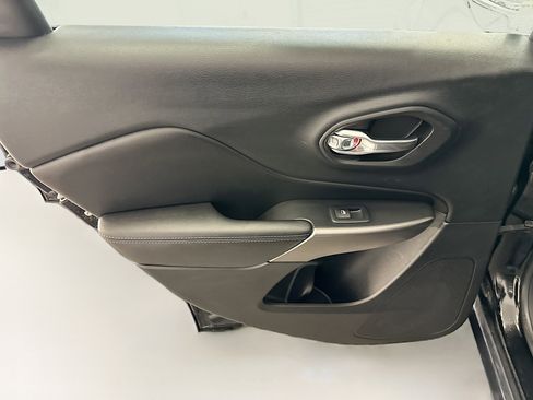 Used 2019 Jeep Cherokee Latitude w/ Popular Appearance Group image 27