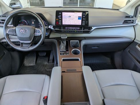 Used 2022 Toyota Sienna XLE AWD/4WD image 17